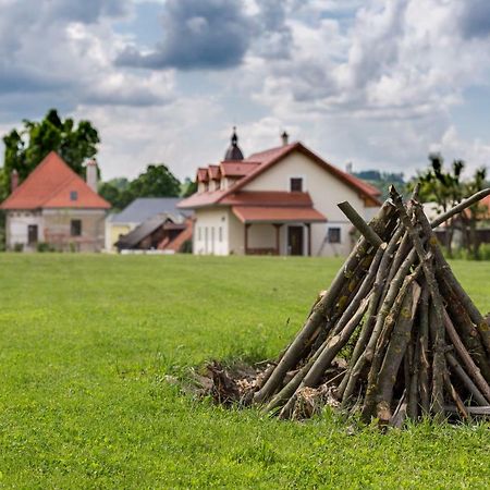 Villa Lypche Besenova Bagian luar foto