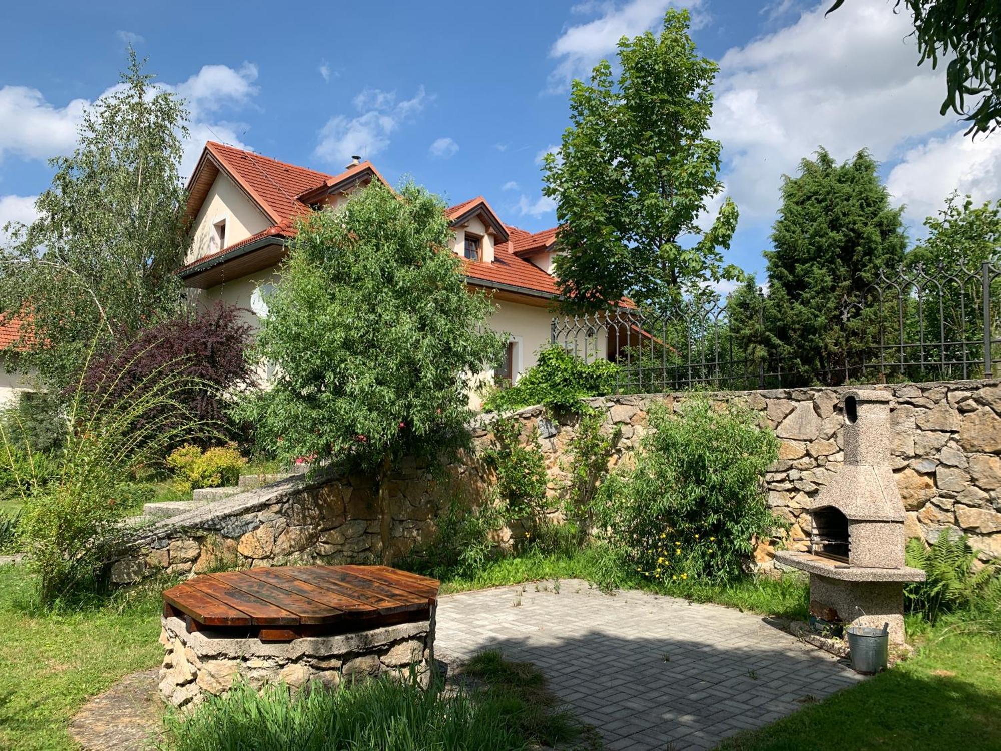 Villa Lypche Besenova Bagian luar foto